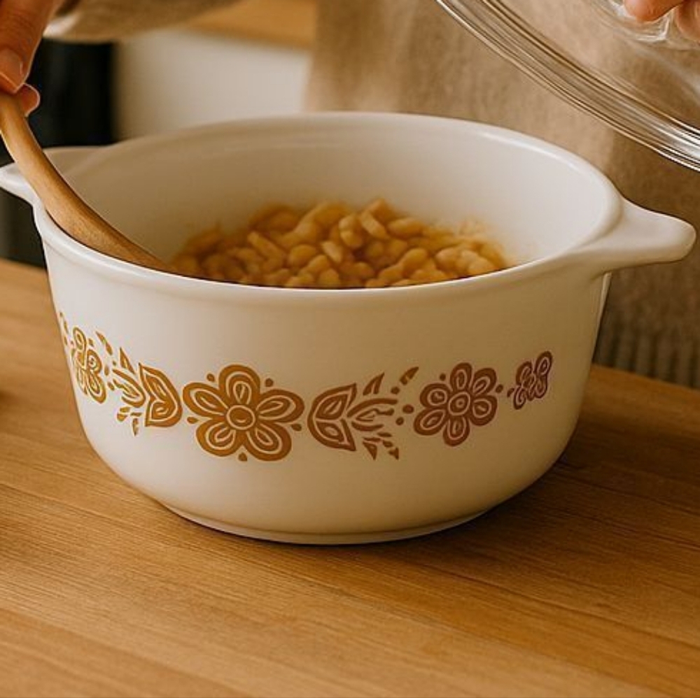Vintage Pyrex Butterfly Gold Round Casserole Dish with Lid - Picture 3 of 11